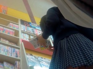 【盗撮動画】即削除注意！標準丈スカートの制服娘パンチラをいつもの古本屋で観賞する俺
