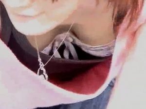 【盗撮動画】一流の胸チラ撮り師と呼ばれる男達が貧乳娘ばかりを狙う理由がこちら…