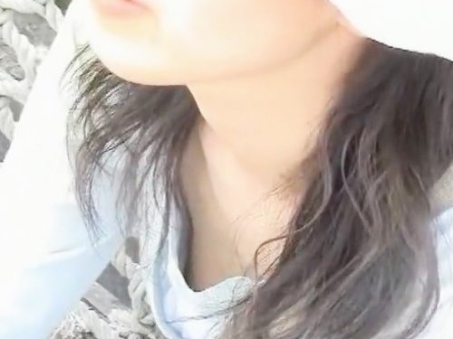 【盗撮動画】ガチ注意！どこにでもいそうな人妻の昼下がり胸チラ！小ぶりなおっぱいと乳輪が見てるぞ…