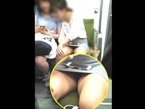 【盗撮動画】私服Kが確定してしまう電車内パンチラ!こんな激ミニタイトスカでよく出歩くもんだぜ…