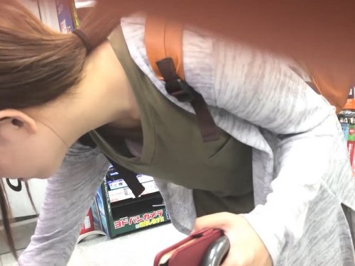 【盗撮動画】即消え注意！昼下がりに買い物中のガチ素人女子は”こうやって”胸チラ盗撮されている