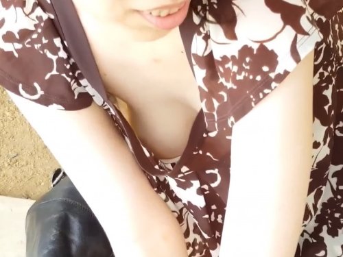 【盗撮動画】油断大敵胸チラ盗撮！こういう生々しい乳した素人女子の乳首GETしてしまうやつ