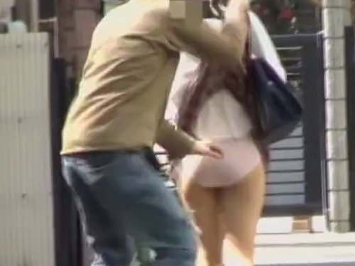 【盗撮動画】閲覧注意！逮捕上等の超危険人物さん、制服娘への犯行記録映像をまたアップしてしまう…