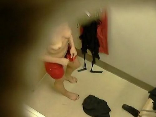【盗撮動画】当サイト独自入手の着替え盗撮！スポーツクラブの女子更衣室の隠しカメラ映像がこれ…
